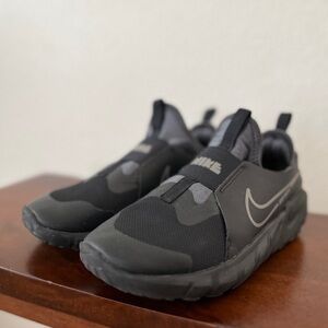 Nike Big Kids Flex Runner size 4